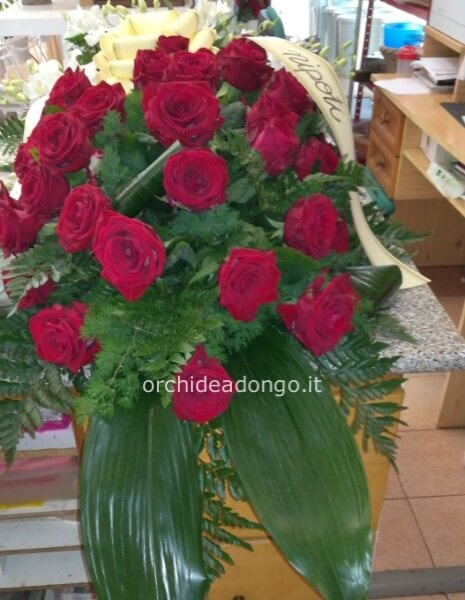 Cuscino funebre large.. tonalità verde/rosso/bianco (rose, dendrobium, verde decorativo