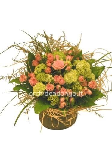Cestino con rose e viburno o altro verde small 25cm x 25cm