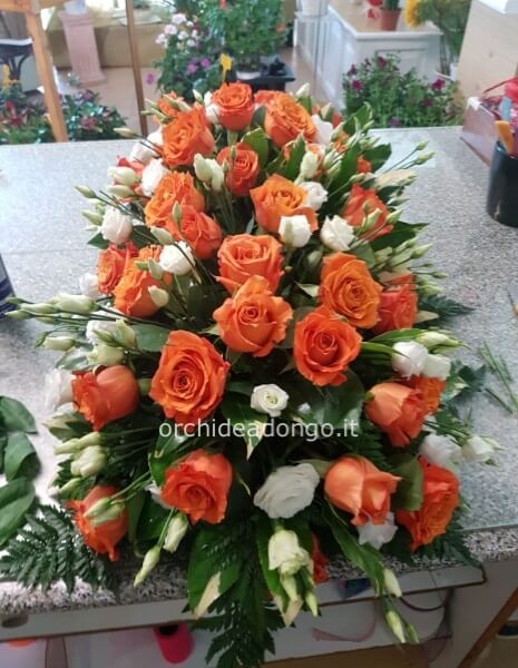 composizione funebre small (circa 50cm) con rose, lilium e lisianthus...colori a scelta
