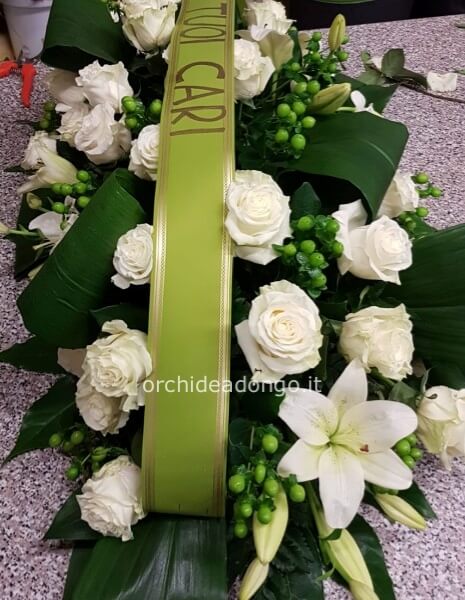 Mazzo con girasoli, rose arancio e verdi decorativi