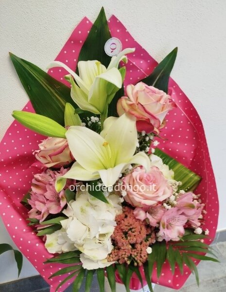 Mazzo sulle tonalita' bianco/ rosa medium