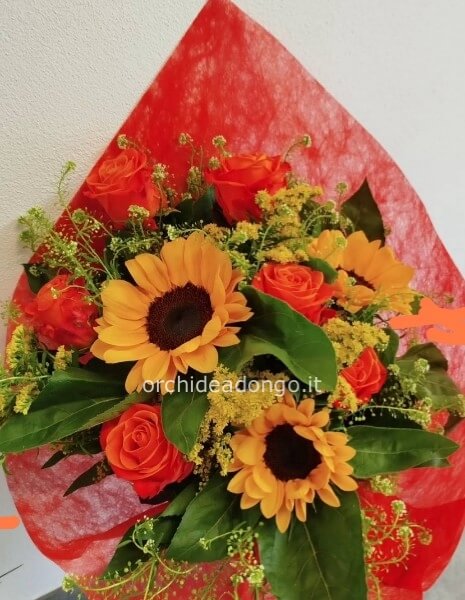 Mazzo con girasoli, rose arancio e verdi decorativi 